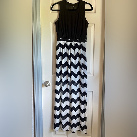 Beautiful women’s chevron stripe maxi dress size SMALL - Picture 2 of 6